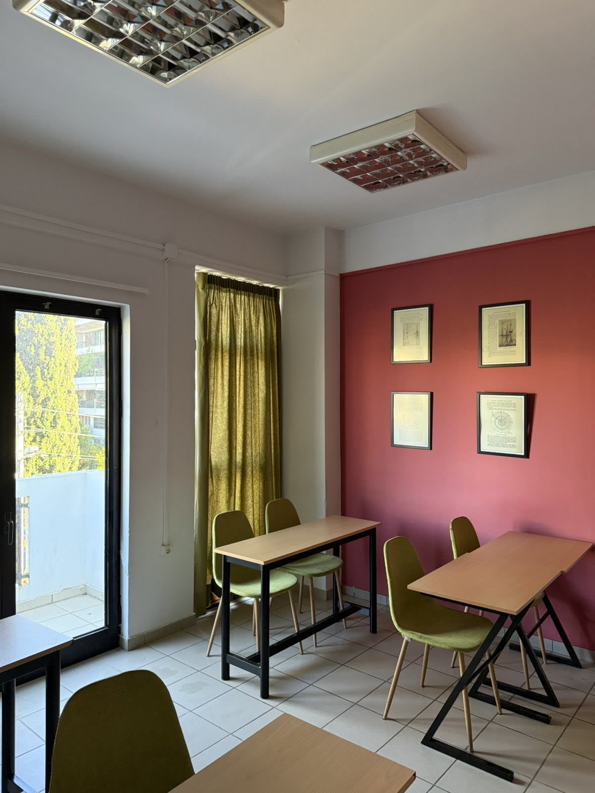 Αίθουσα διδασκαλίας με ζεστά, αισιόδοξα χρώματα